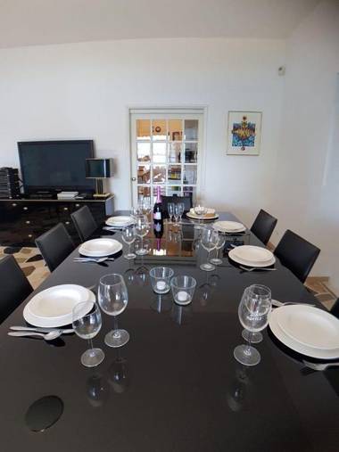 Luxury Villa on the Beach with sunny Garden Parking