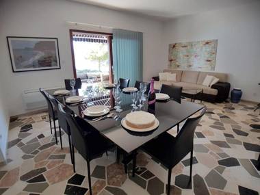 Luxury Villa on the Beach with sunny Garden Parking