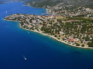 Comfortable chalet with 2 bathrooms Trogir at 6km