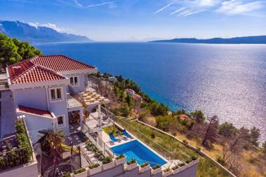 Villa S&A with heated private pool 3 bedrooms 3 bathrooms playground