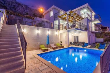 Villa S&A with heated private pool 3 bedrooms 3 bathrooms playground