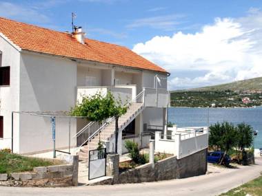 Charming Apartment in Grebaštica with Terrace