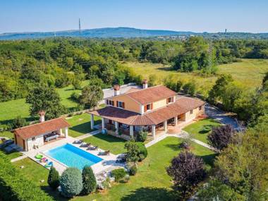 Rustically furnished villa with swimming pool and spacious yard near Labin