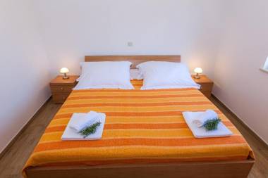 Apartments Zvone1 - at water front