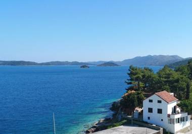 Apartment located directly on the sea with sea views and stunning views