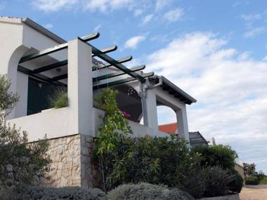 Charming Holiday House in a quiet arealarge covered terrace with great sea view