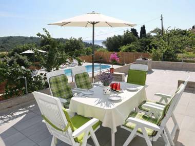 Lovely island house with private swimming pool garden BBQ 300m from the sea