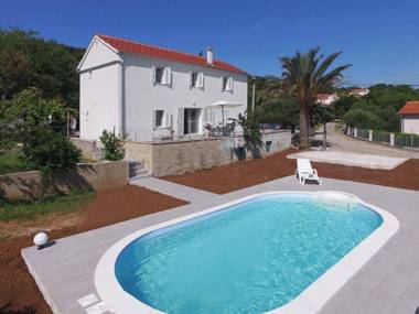 Lovely island house with private swimming pool garden BBQ 300m from the sea