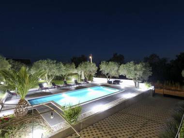 Lovely holiday home in a quiet area 40m private pool adorable garden & terrace