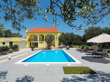 Lovely holiday home in a quiet area 40m private pool adorable garden & terrace