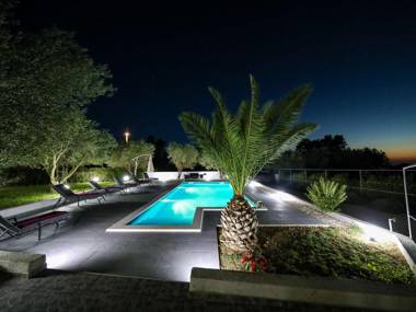 Lovely holiday home in a quiet area 40m private pool adorable garden & terrace