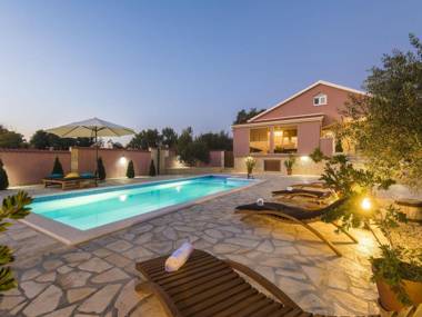 Cosy Holiday Home in Policnik with Pool