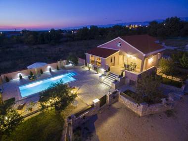 Cosy Holiday Home in Policnik with Pool