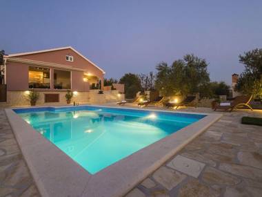 Cosy Holiday Home in Policnik with Pool