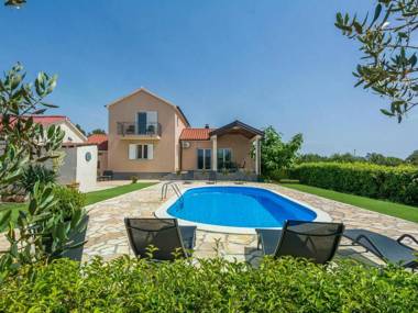 Luxurious Holiday Home in Policnik with Swimming Pool