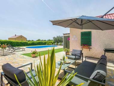 Luxurious Holiday Home in Policnik with Swimming Pool