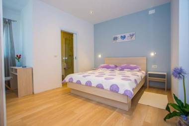 Three-Bedroom Apartment Mir with Private Infinity Pool