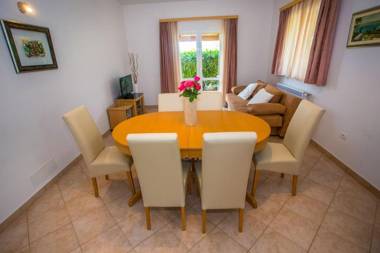 Three-Bedroom Apartment Mir with Private Infinity Pool