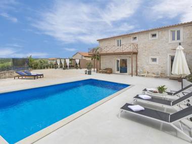 Beautiful stone villa with swimming pool in idyllic and peaceful surroundings