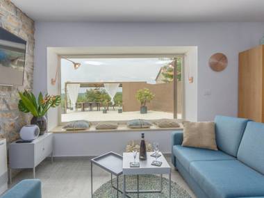 Beautiful stone villa with swimming pool in idyllic and peaceful surroundings