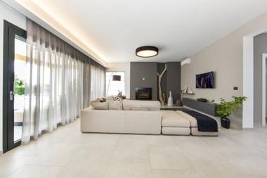 Spacious Villa with Private Pool and Jacuzzi in Porec