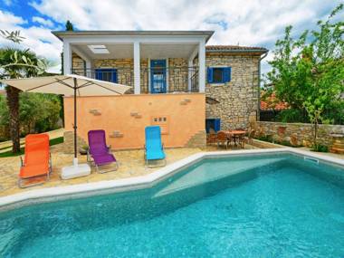 Charming holiday home with private pool and great roofed terrace !