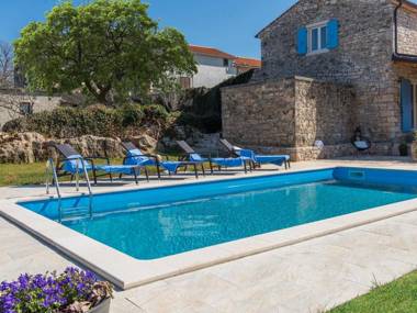 Beautiful stone house with large garden (600 m2) and private pool