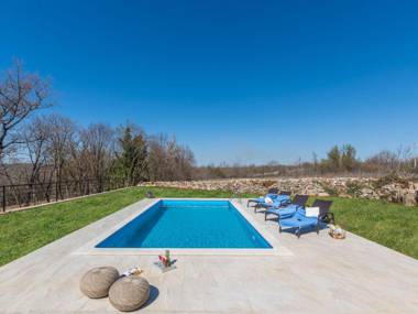 Beautiful stone house with large garden (600 m2) and private pool