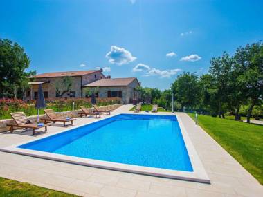 The newly renovated apartment with rustic details and common pool near Lim fjord