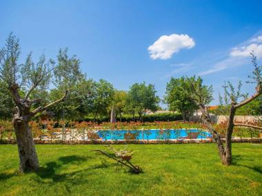 The newly renovated apartment with rustic details and common pool near Lim fjord