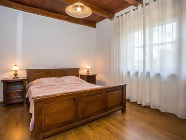 The newly renovated apartment with rustic details and common pool near Lim fjord