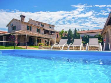 Beautiful stone villa with private pool and fenced yard - pets are welcome