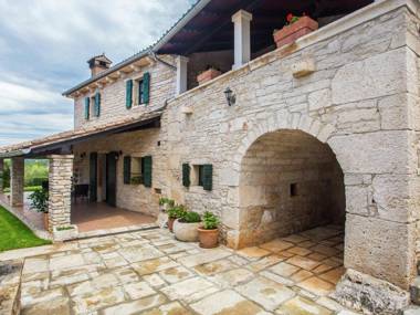 Beautiful stone villa with private pool and fenced yard - pets are welcome