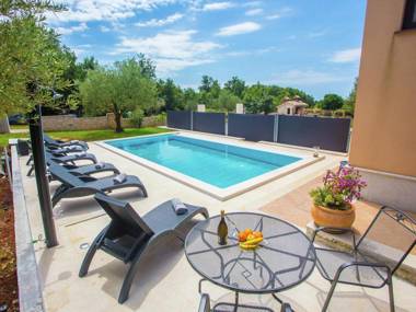 Apartment with private pool in a quiet area for 6-8 people