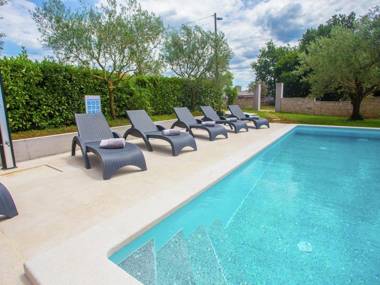 Apartment with private pool in a quiet area for 6-8 people