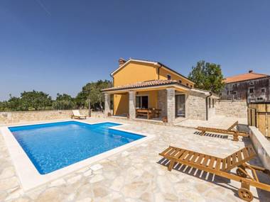 New and very comfortable and nice decorated villa with pool for 8-10 people