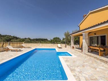 New and very comfortable and nice decorated villa with pool for 8-10 people