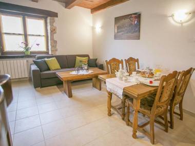 Nicely furnished apartment with communal pool on a horse ranch