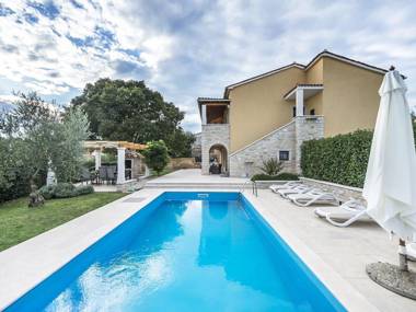 A comfortable holiday home with private pool and garden near the Lim Canal.