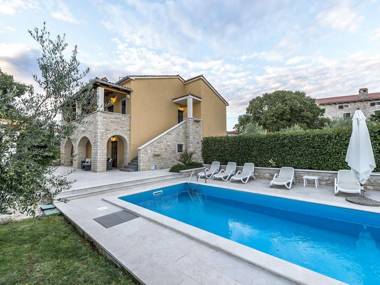 A comfortable holiday home with private pool and garden near the Lim Canal. 