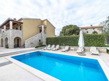 A comfortable holiday home with private pool and garden near the Lim Canal. 