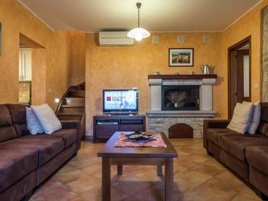 A comfortable holiday home with private pool and garden near the Lim Canal. 