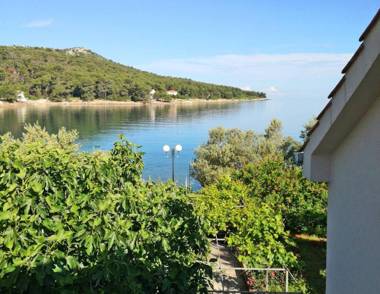 All New Seafront Apartment Yvonne Sleeps 5