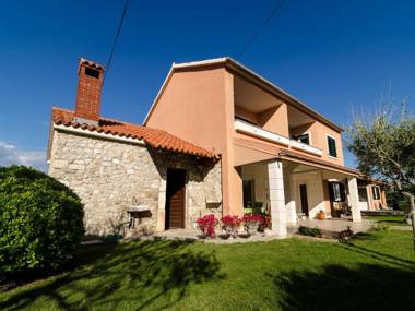 Beautiful three bedroom apartment with a yard and terrace - Apartment Zoranica I - AE1405