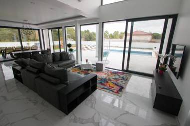 Villa Barako Prestige - 4 Bedroom Villa - Very Modern Interior - WiFi and Air Conditioning