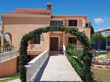 Spacious first floor apartment with common garden BBQ and children's play area