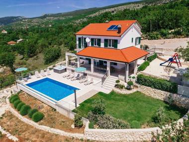 Splendid villa with heated pool beautiful covered terrace with panoramic view