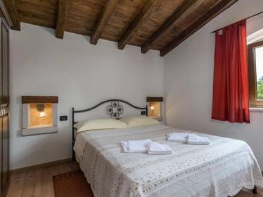 Spacious Villa in Tinjan with Pool