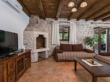 Spacious Villa in Tinjan with Pool