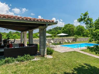 Spacious Villa in Tinjan with Pool